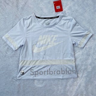 Nike จาก 990฿ เสื้อยืดNike คอวี แขนสั้น สำหรับใส่ออกกำลังกายสตรี