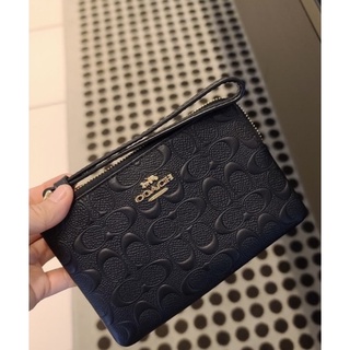 พร้อมส่ง แท้ 🇺🇸100% New Coach คล้องมือ 1 ซิป S รุ่น CORNER ZIP WRISTLET IN SIGNATURE LEATHER (COACH F67555) BLACK/GOLD