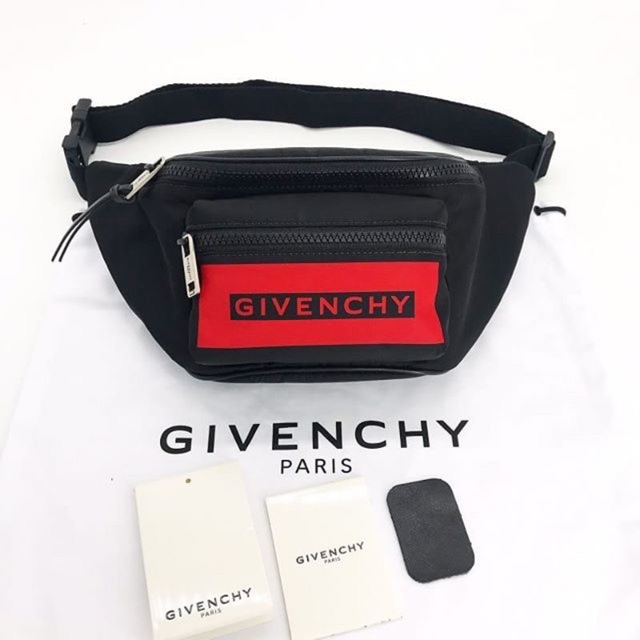 New Givenchy belt bag รุ่นฮิต สีดำ สวย ของใหม่ มือ1 ใช้งานได้ทุกวันค่า อุปกรณ์ : การ์ด ถุงผ้า ราคาดี