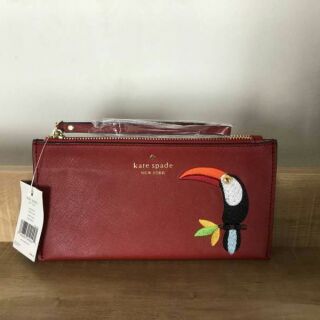 ➖Kate Spade ➖
กระเป๋าคล้องมือ Kate Spade Cluth Bag แท้💯%
ด้านหน้าประดับโลโก้แบรนด์สีทอง พร้อมด้วยลายปักรูปนก 
•