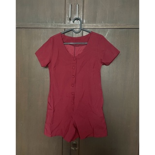 จั้มสูทแขนสั้น ขาสั้น กระดุมหน้า สีแดงเลือดหมู