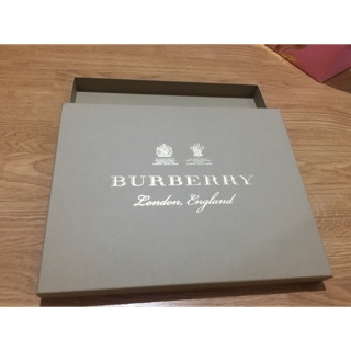 กล่องเสื้อ Burberry แท้ 100% ขนาด 12.5*10*1 นิ้ว สภาพ 90%