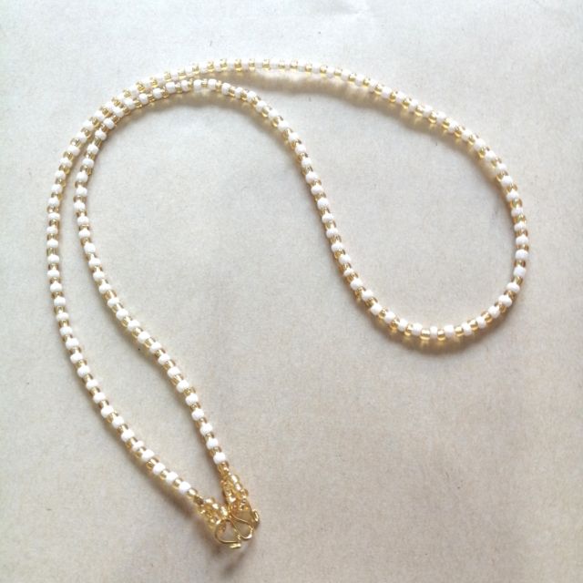 สร้อย​ลูกปัด​สี​ขาว​สลับ​ทอง​