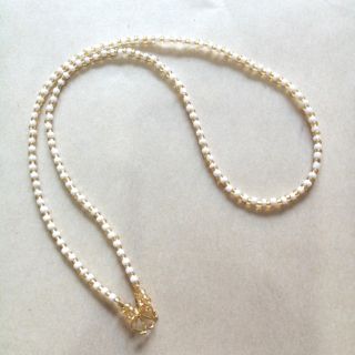 สร้อย​ลูกปัด​สี​ขาว​สลับ​ทอง​