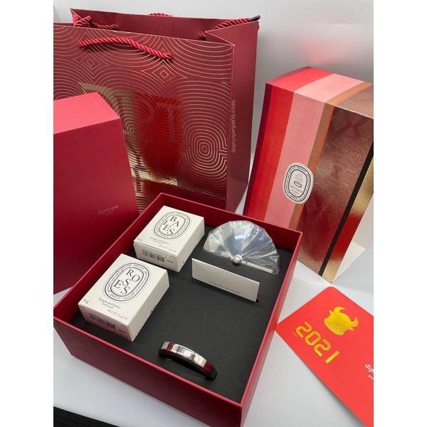 (ORI) D I P T Y Q U E_2IN1_RED_B0X_CANDLE_SET (BAIES,ROSES) 2021
