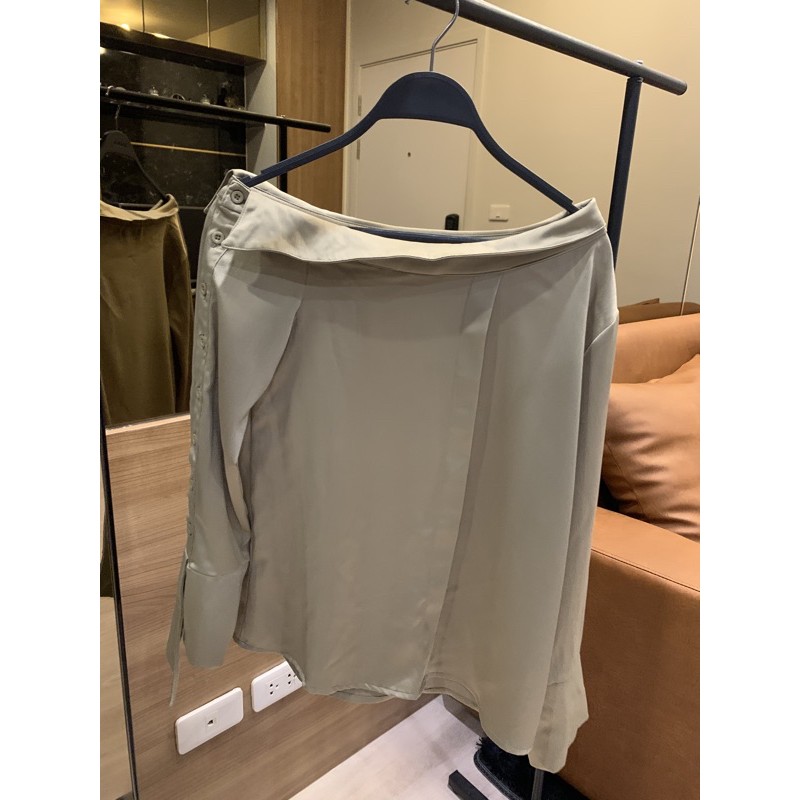 ส่งต่อ เสื้อปาดไหล่ข้าง จากร้าน knockknock.th