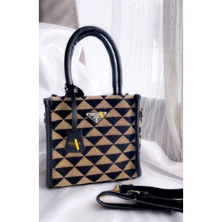 พร้อมส่ง กระเป๋าPRA :ด้า รุ่นยอดฮิต ถือไปไหนก็เด่นสะดุดตา
