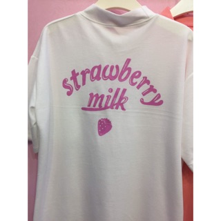 เสื้อยืด Oversize แต่งกระเป๋า : ลาย Strawberry Milk