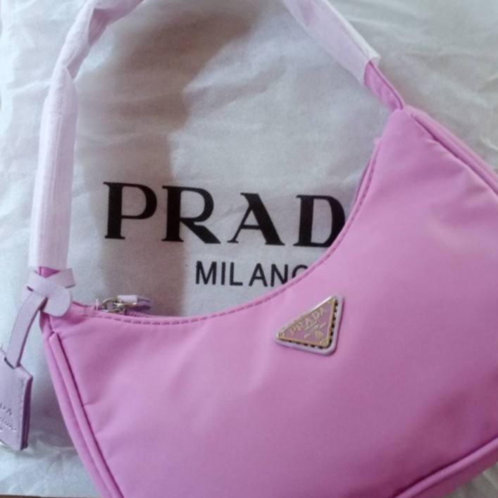 กระเป๋าสะพาย Prada Hobo สีสวยชมพูหวานละมุน รุ่นฮิตทรงสวย