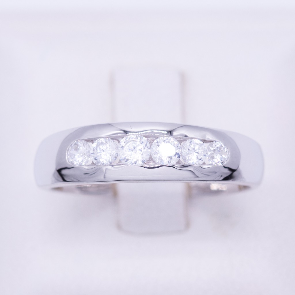 แหวนเงินแท้ 92.5% ชุบด้วยทองคำขาว  แหวนแถว สวยงามโดดเด่น เพิ่มความมั่นใจ  ประดับเพชร CZ เกรดพรีเมี่ยม น้ำ 100