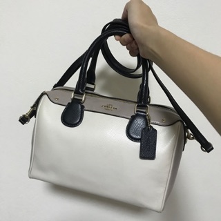 Coach twotone 9” ทรงหมอน ของแท้100% มือสอง