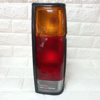 ไฟท้าย นิสสัน บิ๊กเอ็ม ทีดี25 ปี87-99 ขั้ว+หลอด Tail Lamp NISSAN BIG M TD25 925 1987-1999