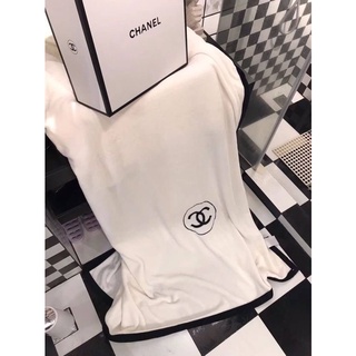 ผ้าห่ม แชแนล BLANKET  สินค้ามาพร้อมกล่องนะคะ ราคา 1450-. ผ้าห่ม CHANEL ขนาด 150*200 cm (สีขาว)