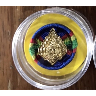 ดอกจอกสำหรับติดชุดสูทตระกูลมงกุฎ