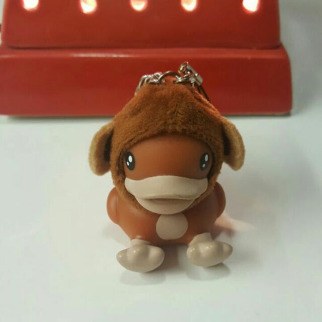 พวงกุญแจ bduck ใส่ชุดลิง สีน้ำตาล