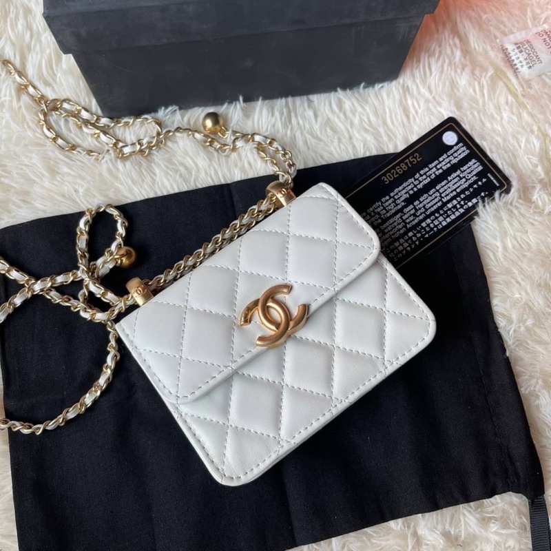 Chanel mini bag ( เป็นรุ่นใหม่จะสายสามารถปรับสั้นยาวได้ตามที่ชอบเลยหรือปรับให้สั้นใช้เป็น belt bag ได้ ) 💚