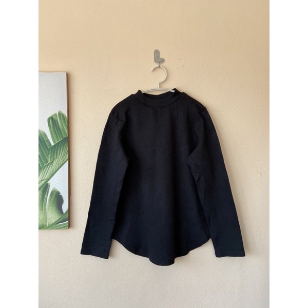 Queue เสื้อแขนยาวคอปีนสีดำ สภาพใหม่