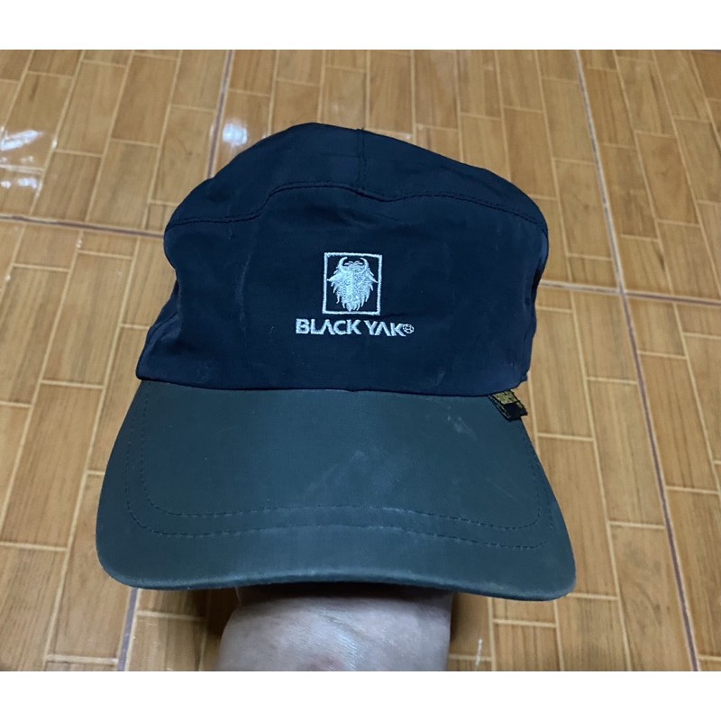 หมวก  Black Yak สภาพมากกว่า 85%