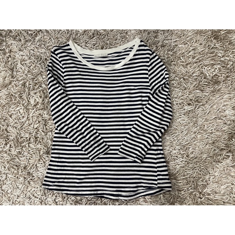 ส่งต่อ!!! เสื้อยืด Zara ลายขวางสีกรม Size L แขนห้าส่วน