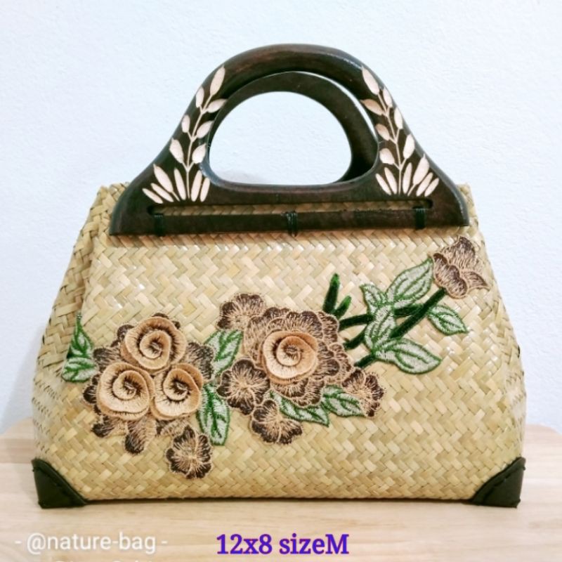 กระจูดสาน หูไม้แกะสลัก บุผ้า+ซิป +2ช่องเหรียญ ดอกไม้ปัก ขนาด 12×8 นิ้ว Size M :รหัส mint nature bag-MKJ+DG