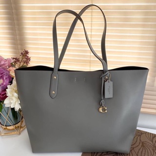 📌Central Tote 39 Heather Grey/Gunmetal The essential carryall, our Central Tote 39 is generously sized to hold a 13"