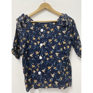 เสื้อคอเหลี่ยมลายดอกสีน้ำเงิน