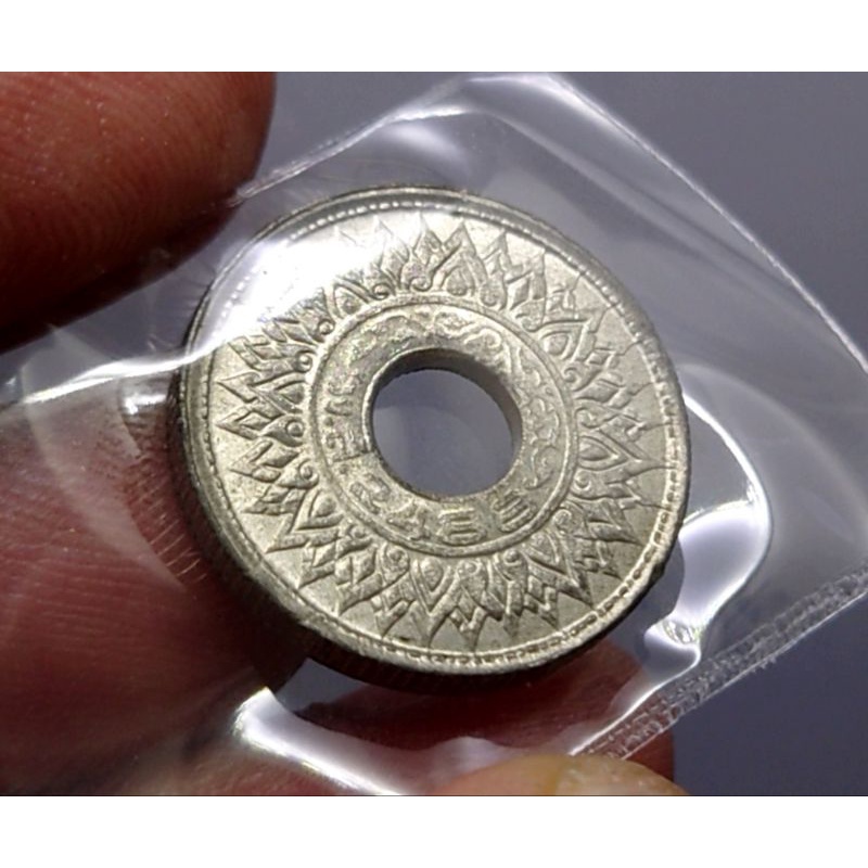 เหรียญสตางค์รู เนื้อดีบุก 10 สตางค์ สต. ลายบัวกนกแข้งสิงห์ ปี พศ.2488 ไม่ผ่านใช้ เก่าเก็บ #สตางรู #เหรียญรู #เงินโบราณ