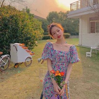 มินิเดรสคอเหลี่ยม ลายดอกแขนพองนิดๆ สม็อคตามลำตัว เทรนด์นี้มาแรง ห้ามพลาดน้าา #งานนำเข้า