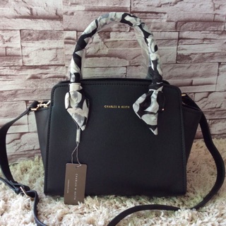 กระเป๋าสะพาย CHARLES TRAPEZE HANDBAG SIZE M