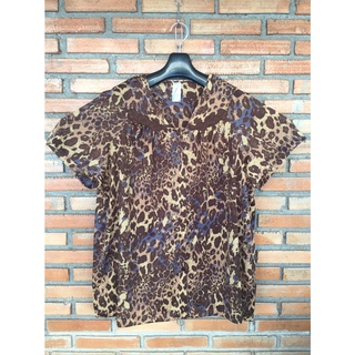 เสื้อคอวีกระดุมหน้า ลายเสือ ซีทรู ผ้านิ่ม Vanity Fair Size M อก 46” เอว 46” ยาว 28”