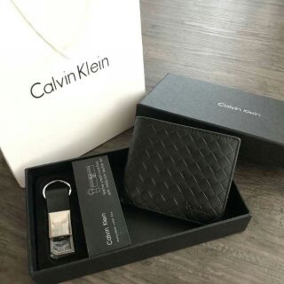 🐖Calvin Klein Leather Credit Card Fold with Metai Clio Key Fob Set🐖
กระเป๋าสตางค์ใบสั้น Set สุดคุ้ม สีดำ