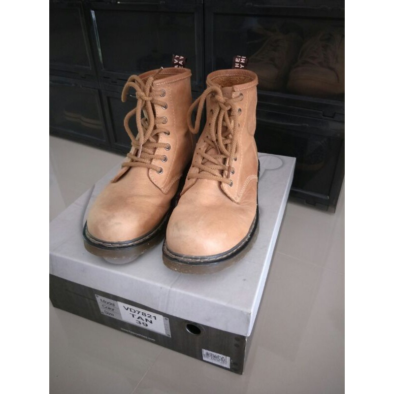 Boots heavy shoes brand new 99%
