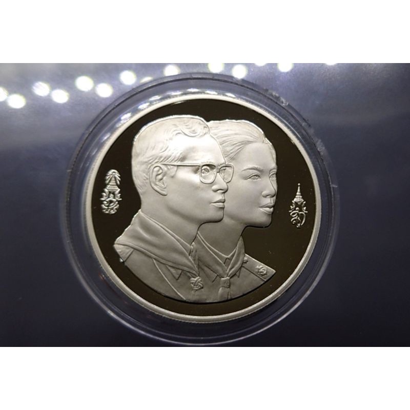 เหรียญ ที่ระลึก 100 บาท นิเกิลขัดเงา เหรียญวาระการประชุมลูกเสือโลก ครั้งที่ 33 พระรูป ร9 ราชินี พร้อมกล่องหนังใบเซอร์