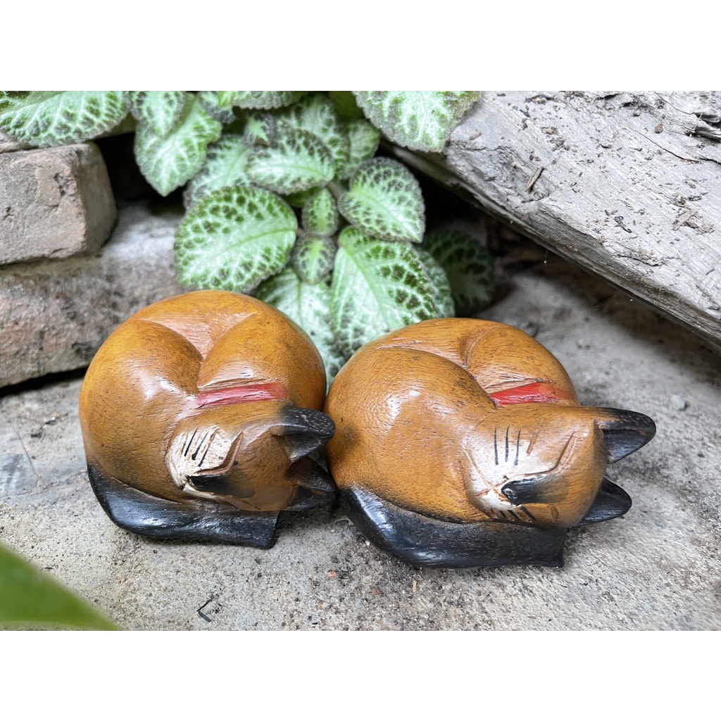 แมวไม้ แกะสลัก คู่นอนขด กว้าง4นิ้ว ตุ๊กตาแมว แมวนอนหวด ไม้จามจุรี โมเดลแมว ของตกแต่งบ้าน ของขวัญ น่ารัก  มีชีวิตชีวา