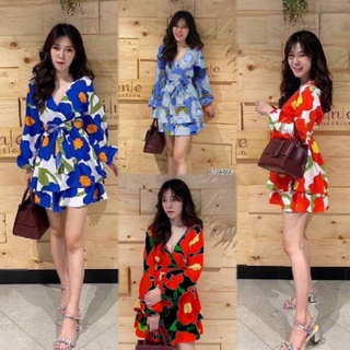 จั้มสูทขาสั้นผ้า100D งานสวย สดใสมากมายเลยค่าาา แพทเทิลนี้บอกเลยผ้าลายไหนก็รอด ชุดนี้มาในลุคสดใสพิมพ์ลายดอกไม้ดอกใหญ่