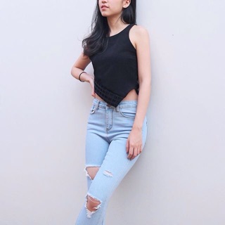 V crop top (black)