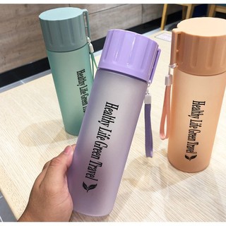 **พร้อมส่ง**ขวดน้ำพกพา ขวดน้ำพลาสติก A0095 ขวดน้ำอเนกประสงค์  พร้อมหูหิ้ว ขนาด 550 ml