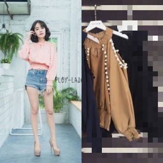 《พร้อมส่ง》เสื้อเว้าไหล่แต่งปอมๆน่ารักฟรุ้งฟริ้ง