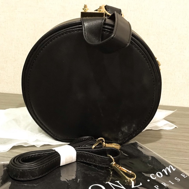กระเป๋าถือทรงกลมสีดำ ยี่ห้อ LOOKSI