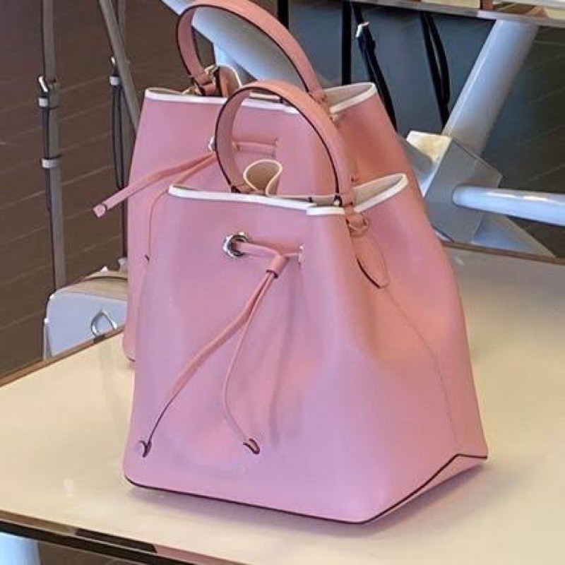 (ผ่อน0%) กระเป๋าสะพายข้าง Kate Spade Large Bucket Bag Eva In Bright Carnation WKRU6733 ทรงขนมจีบ หนังแท้ สีชมพู