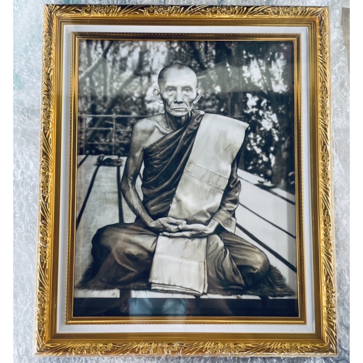 <กรอบรูปพร้อมภาพ> หลวงพ่อกวย ในกรอบทองตามภาพ ขนาด 8x10 นิ้ว มีขาตั้งพร้อมที่แขวน