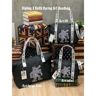 มี 3 ขนาด Kipling X Keith Haring Art Handbag อีกหนึ่งในคอลเลคชั่นจาก Kipling ที่มี Keith Haring