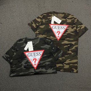 Guess เสื้อยืดพิมพ์ลายพรางสีเทาสีเขียว