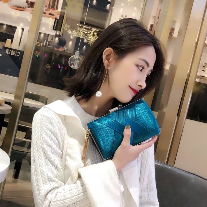 กระเป๋าครัทช์ทรงหมอน ถือได้สะพายได้พร้อมสายโซ่ (รุ่นผ้าไหม)