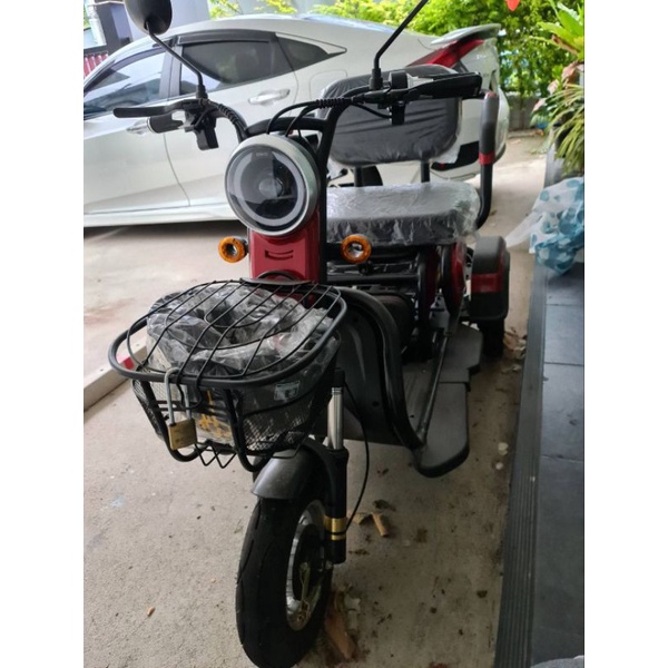 SKG รถไฟฟ้า จักรยานไฟฟ้า 3ล้อ 3ที่นั่ง แถมที่สูบลม หมวกกันน็อค