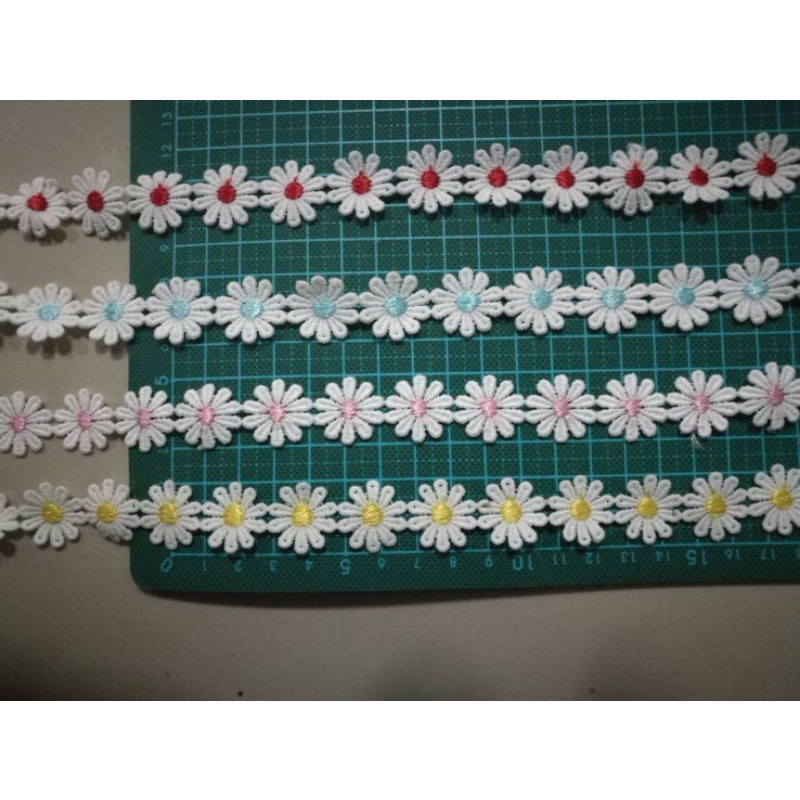 ลูกไม้ ดอกเดซี่ ขนาด 2cm (1หลา มี 43-44ดอก)
