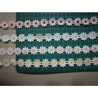 ลูกไม้ ดอกเดซี่ ขนาด 2cm (1หลา มี 44ดอก)