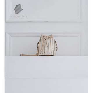 Dumbling bag in cream - กระเป๋าผ้าพลีท