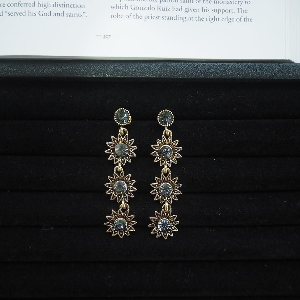 ric.shop.8338 ต่างหูระย้า​คริสตัลสีเทาดำ รหัส011