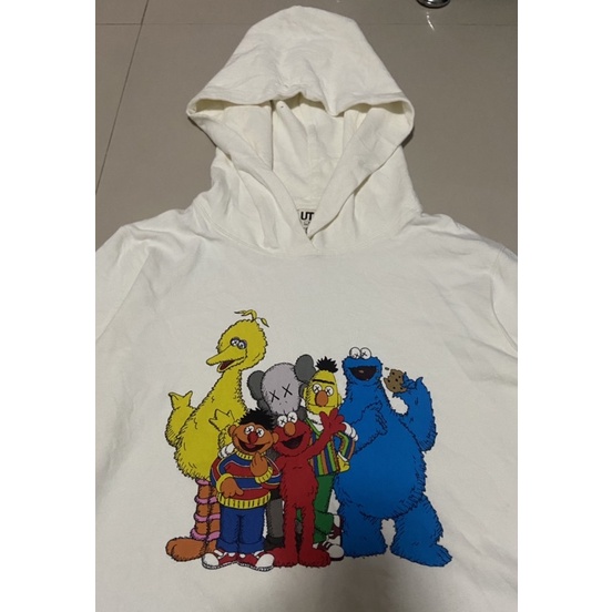 เสื้อแขนยาวมีหมวก uniqlo x kaws sesame street